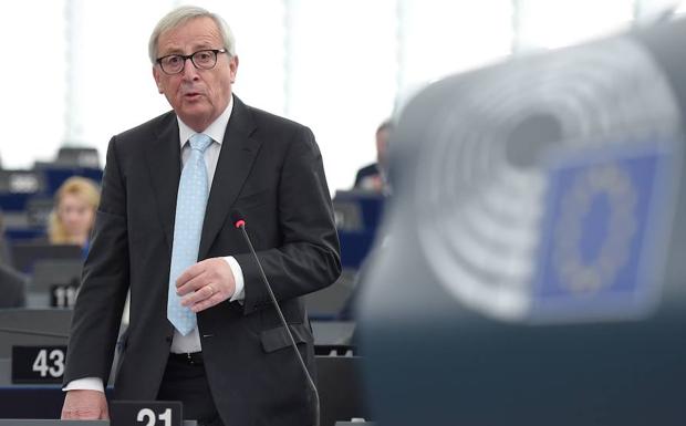 Juncker advierte a May de que «no hay espacio para renegociar el acuerdo del 'Brexit'»