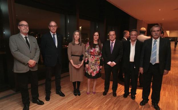 De izq. a dcha, Francisco Ramos, Miguel Ángel Jiménez, María del Valle Ares, Silvia Clemente, Mario Amilivia, Emilio Melero y Agustín Sánchez de Vega, en una foto conjunta de los miembros electivos de los consejos Consultivo y de Cuentas con la presidenta de las Cortes.