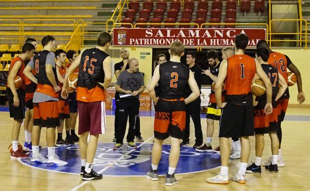 Jandro Zubillaga charla con sus jugadores en el entrenamiento de ayer del CB Tormes. 