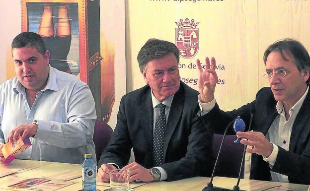 Jesús Tejedor (izq.) y Francisco Vázquez observan un truco de Juan Mayoral. 