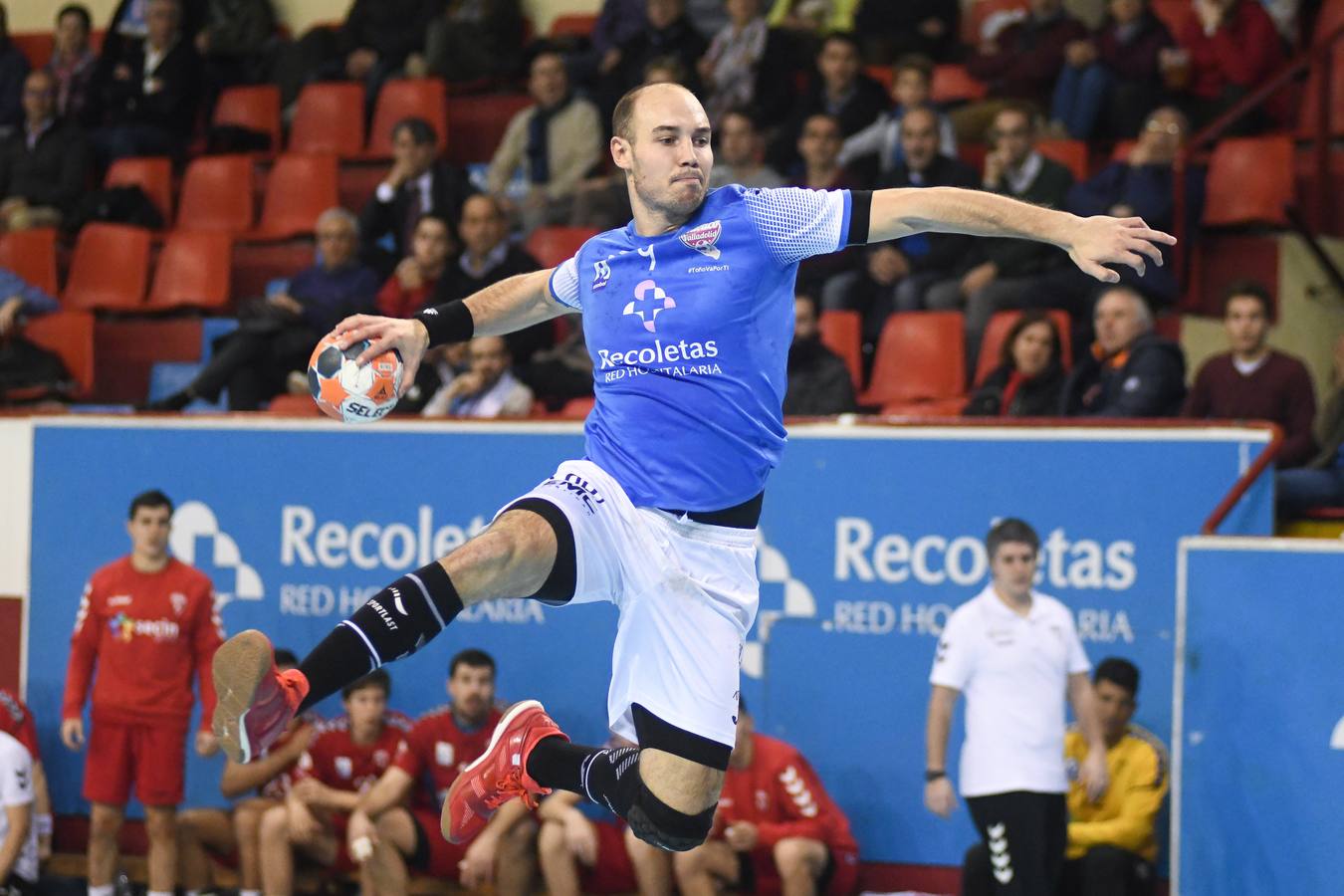 Un gol inverosímil de Dani Pérez desde la esquina, sin ángulo y a falta de dos segundos para finalizar el partido evitó la debacle en Huerta del Rey 