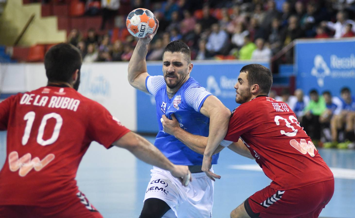 Un gol inverosímil de Dani Pérez desde la esquina, sin ángulo y a falta de dos segundos para finalizar el partido evitó la debacle en Huerta del Rey 