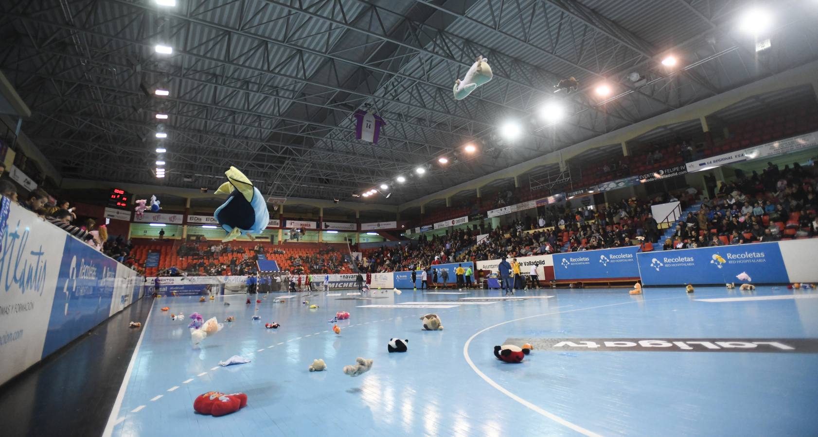 Un gol inverosímil de Dani Pérez desde la esquina, sin ángulo y a falta de dos segundos para finalizar el partido evitó la debacle en Huerta del Rey 