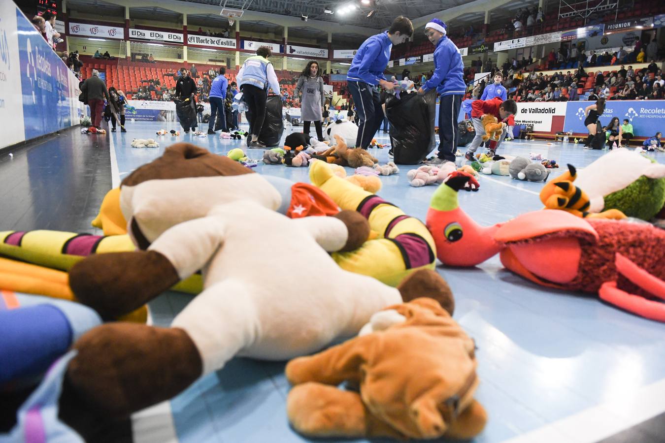 Un gol inverosímil de Dani Pérez desde la esquina, sin ángulo y a falta de dos segundos para finalizar el partido evitó la debacle en Huerta del Rey 