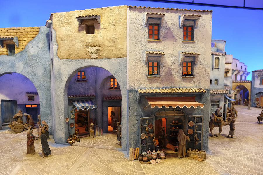 Cerca de 300 figuras artesanas se reparten por ocho escenas bíblicas ambientadas en la «ciudad azul» marroquí de Chefchaouen