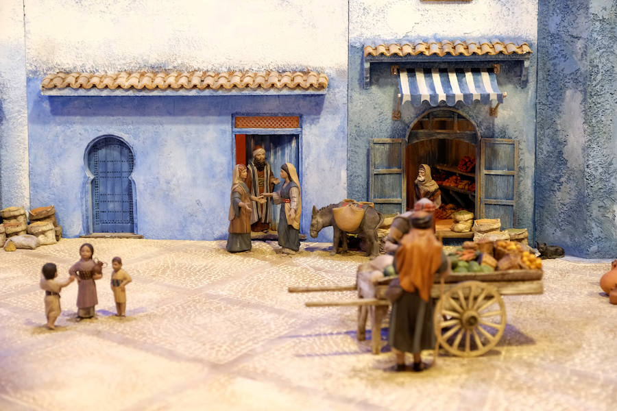 Cerca de 300 figuras artesanas se reparten por ocho escenas bíblicas ambientadas en la «ciudad azul» marroquí de Chefchaouen