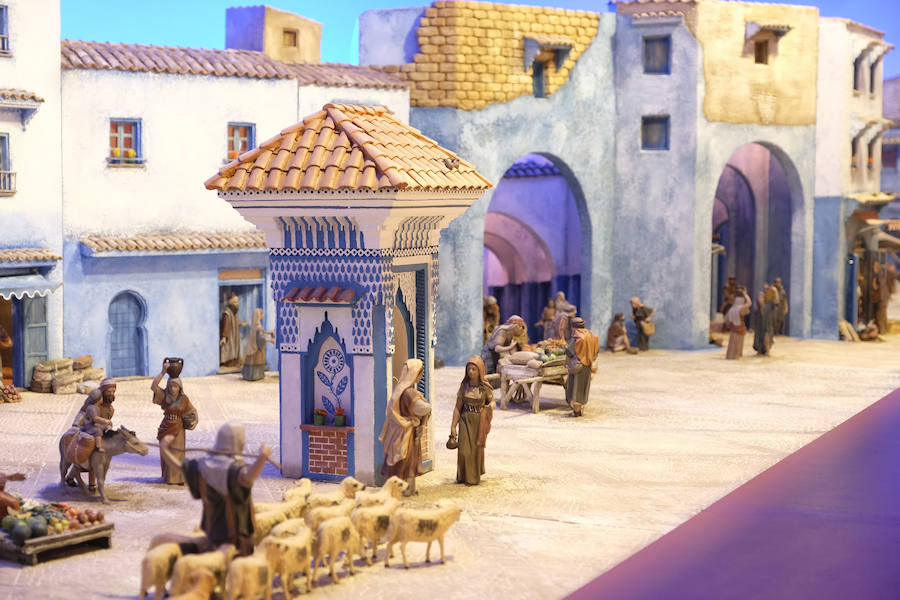 Cerca de 300 figuras artesanas se reparten por ocho escenas bíblicas ambientadas en la «ciudad azul» marroquí de Chefchaouen