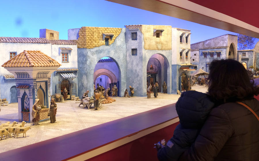 Cerca de 300 figuras artesanas se reparten por ocho escenas bíblicas ambientadas en la «ciudad azul» marroquí de Chefchaouen