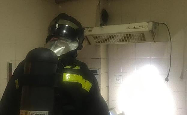 Uno de los bomberos, en el incendio ocurrido esta madrugada en Íscar.