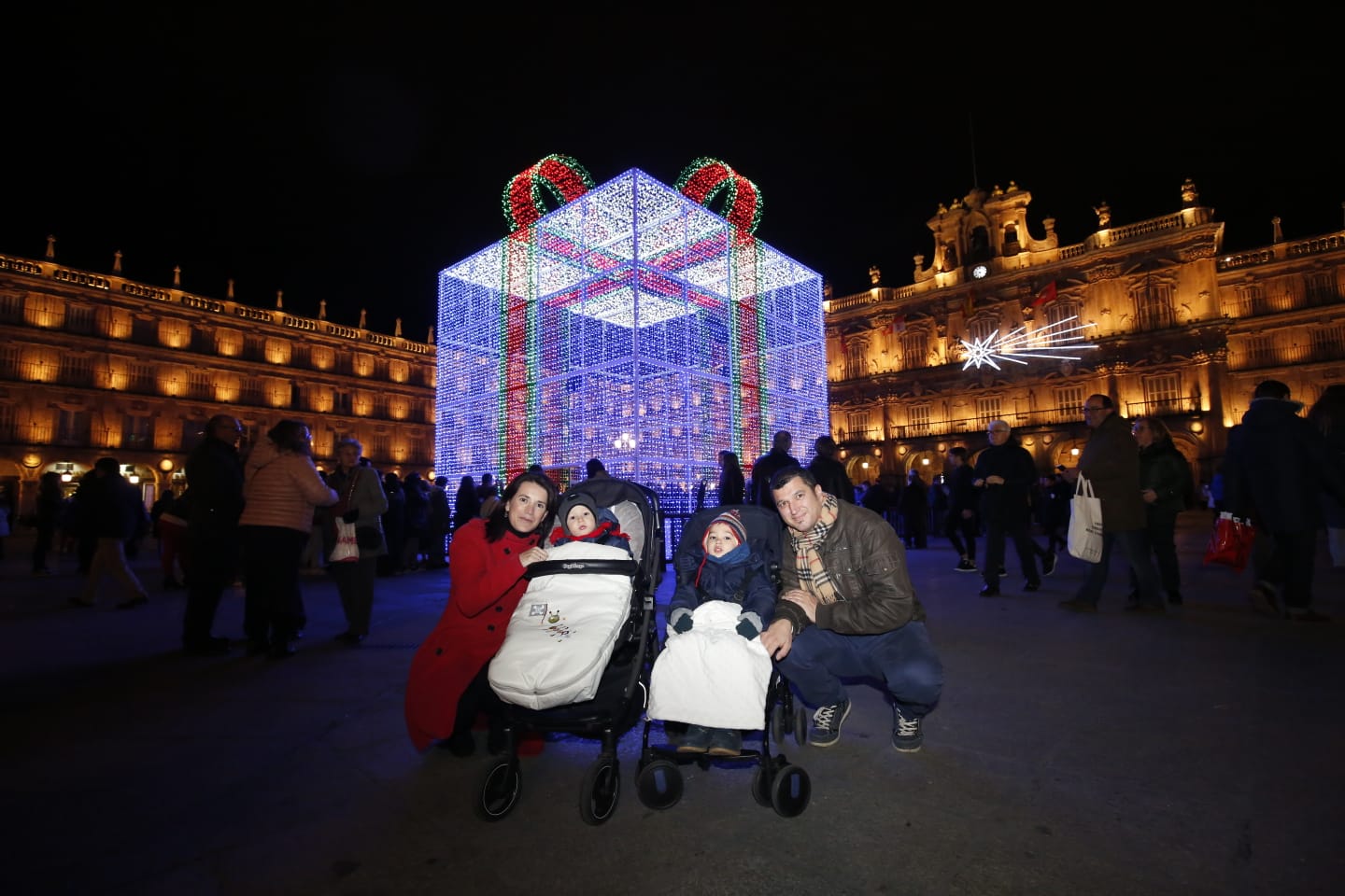 Fotos: El brillo de la Navidad deslumbra en la Plaza Mayor de Salamanca