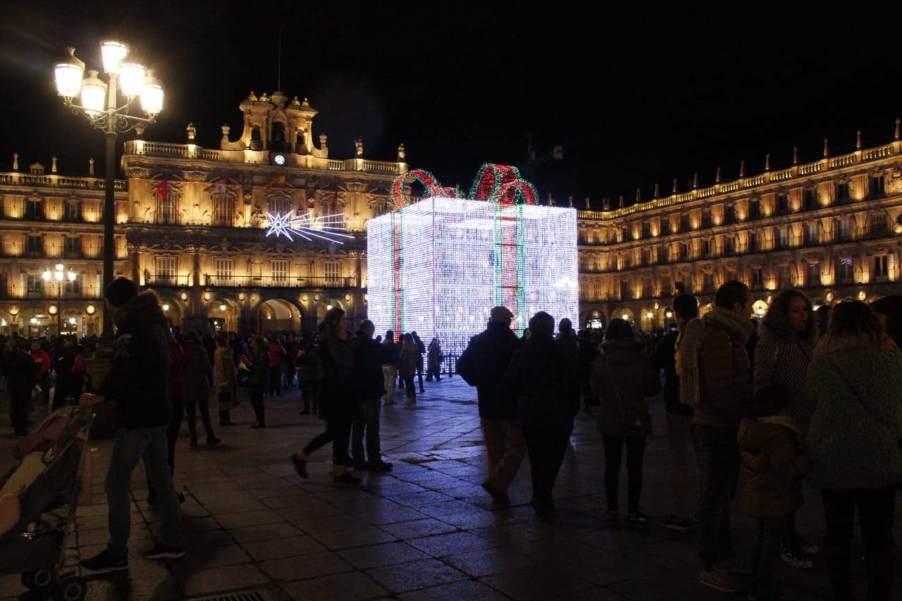 Fotos: El brillo de la Navidad deslumbra en la Plaza Mayor de Salamanca