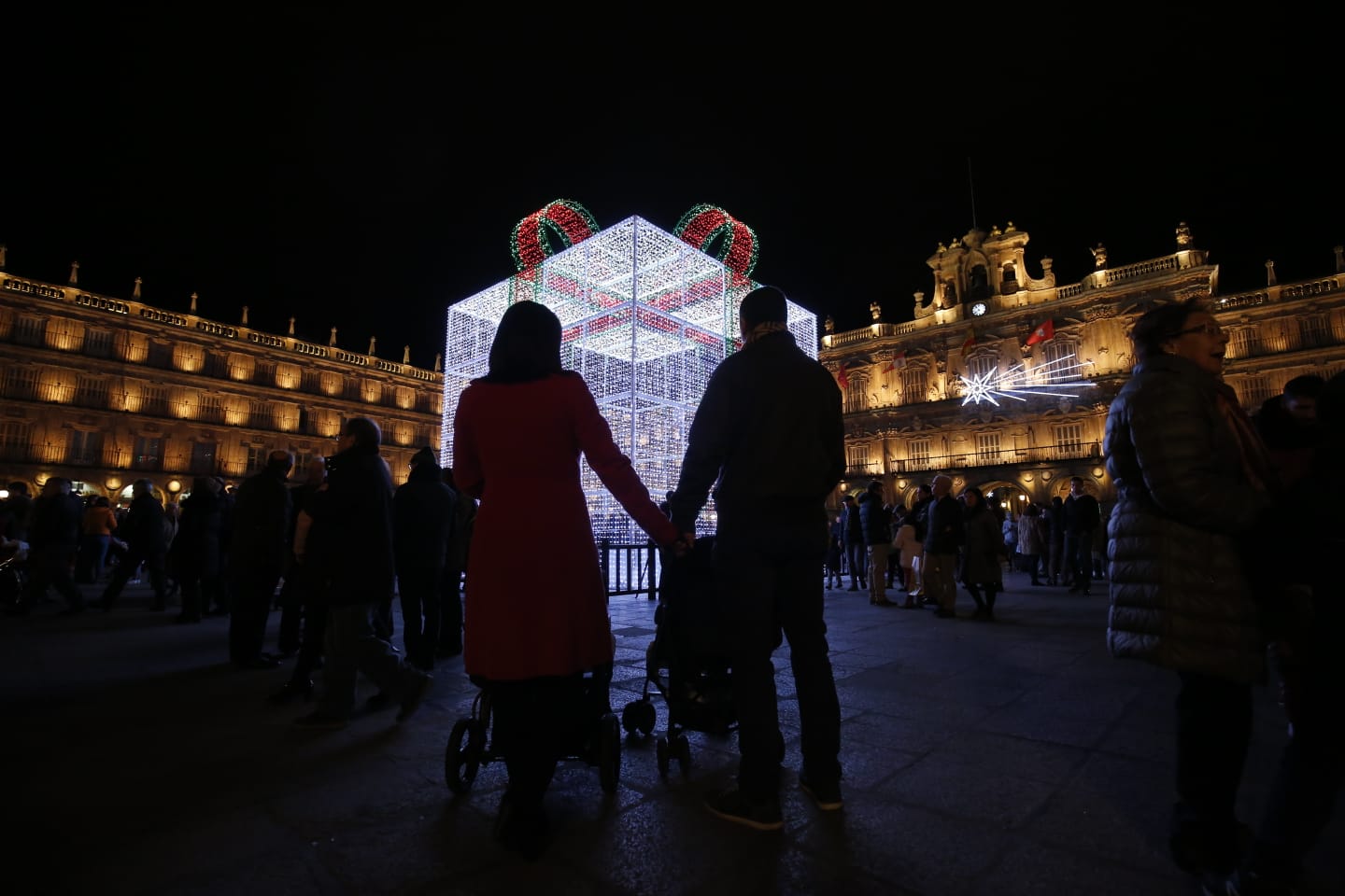 Fotos: El brillo de la Navidad deslumbra en la Plaza Mayor de Salamanca