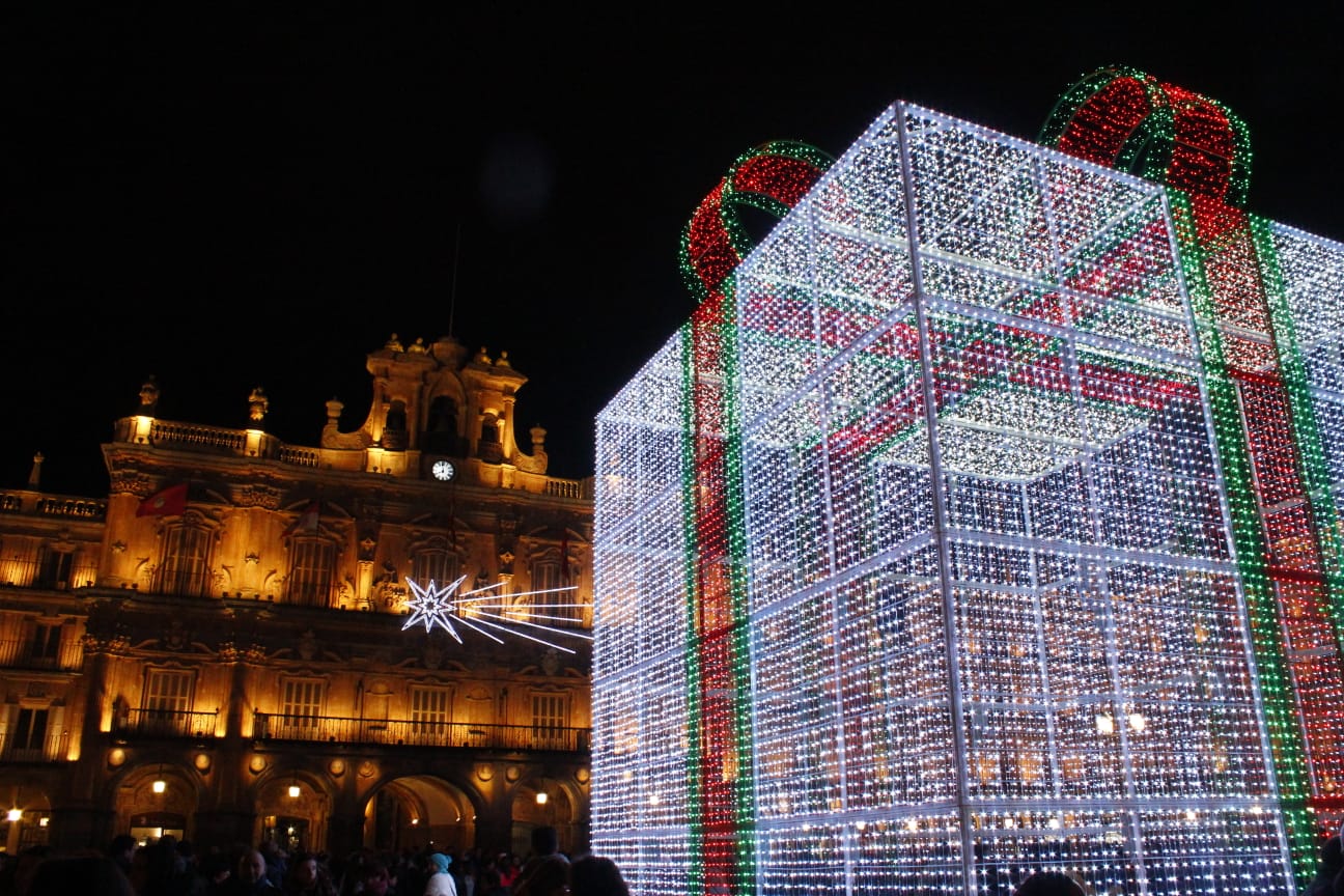 Fotos: El brillo de la Navidad deslumbra en la Plaza Mayor de Salamanca