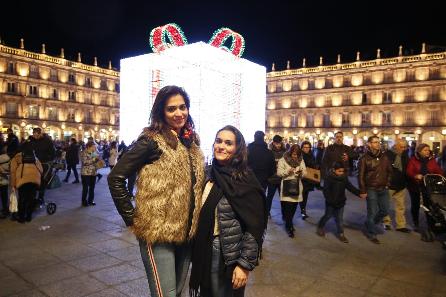 Fotos: El brillo de la Navidad deslumbra en la Plaza Mayor de Salamanca