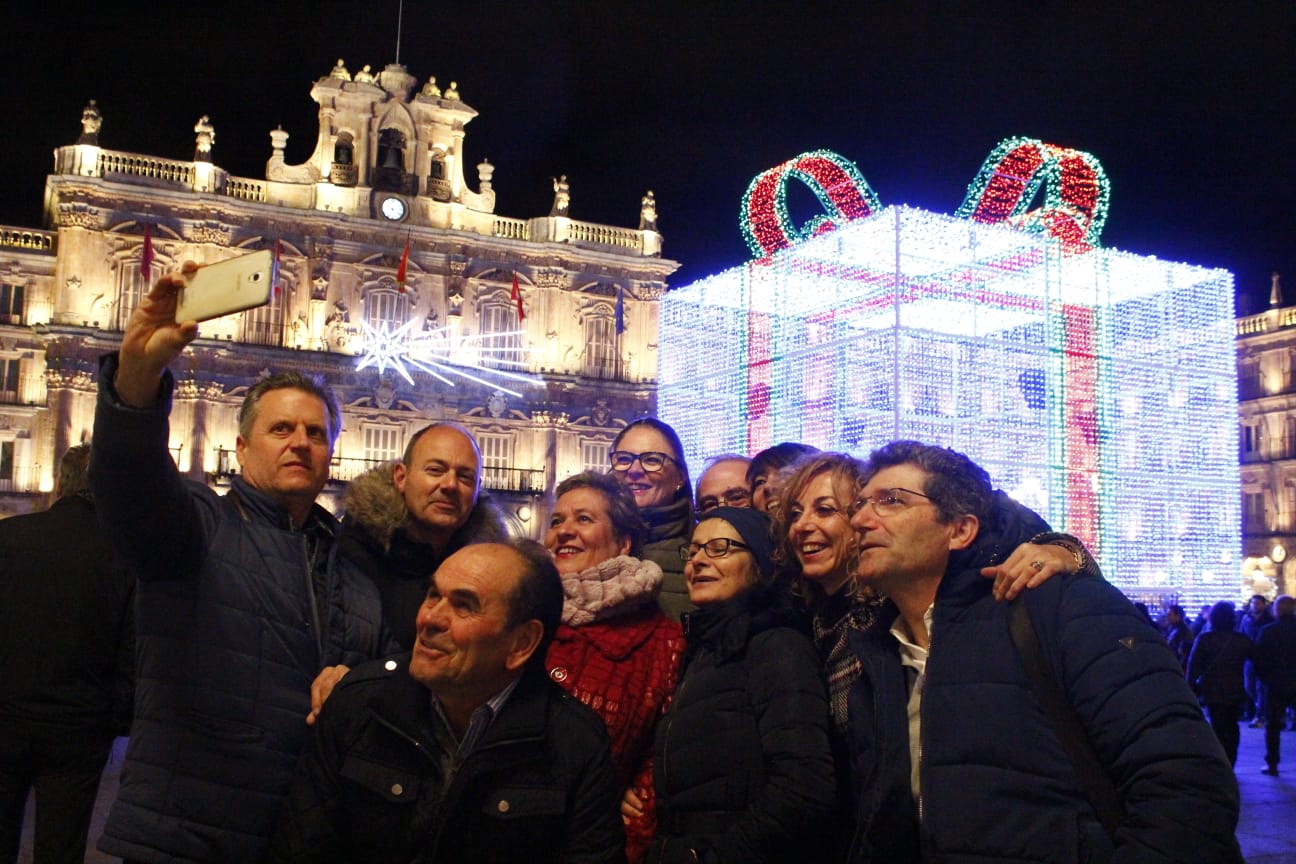 Fotos: El brillo de la Navidad deslumbra en la Plaza Mayor de Salamanca