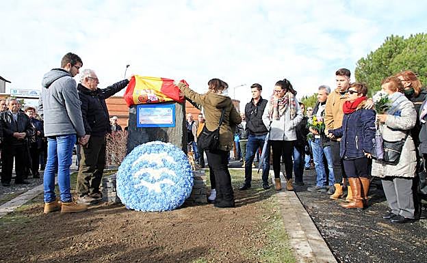 Momento del homenaje a José Antonio González Velasco, con el descubrimiento del monolito que lleva el nuevo nombre del aeródromo. 