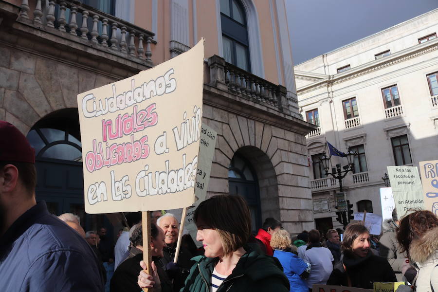 Fotos: 3.000 personas salen a la calle en Burgos para defender la Atención Primaria