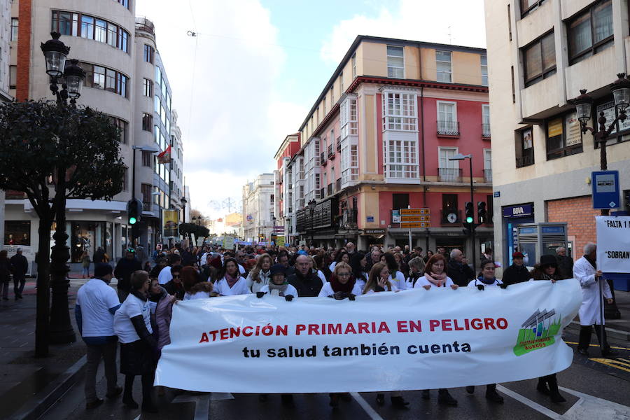 Fotos: 3.000 personas salen a la calle en Burgos para defender la Atención Primaria