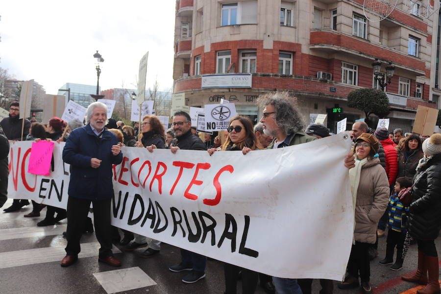 Fotos: 3.000 personas salen a la calle en Burgos para defender la Atención Primaria