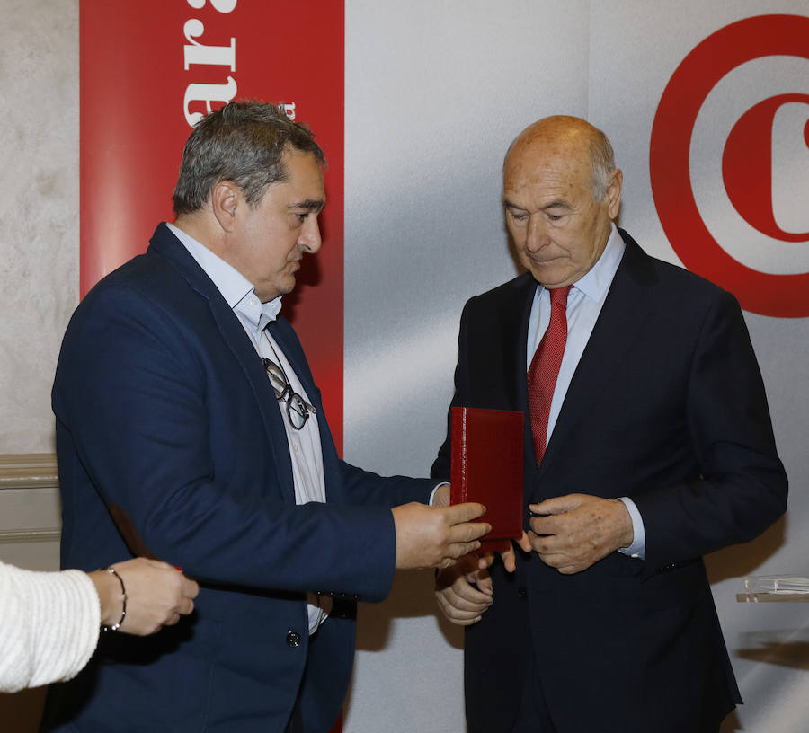 Fotos: Vicente Villagrá recibe la medalla de honor de la Cámara de Comercio de Palencia