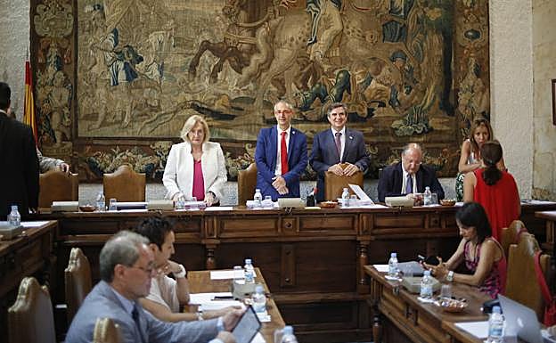 Rivero preside una reunión del Consejo de Gobierno.