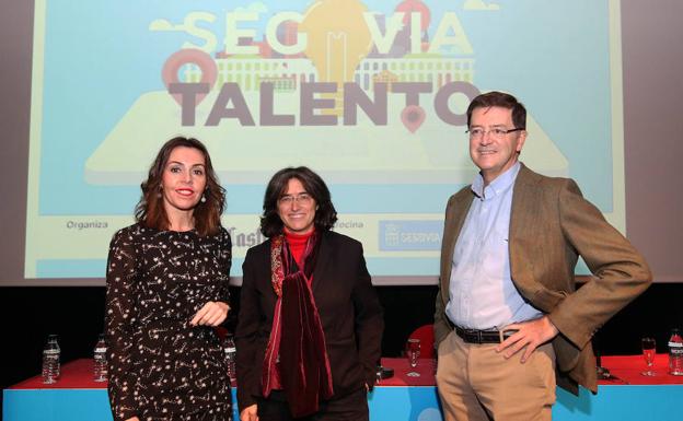 Mónica Guardado (i), Belén Arcones y Luis Huete, en el Foro Segovia Talento.