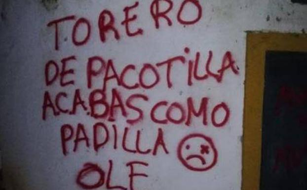 Imagen principal - «Al nazi tiro y cuneta»: pintadas amenazantes en la casa de Morante de la Puebla