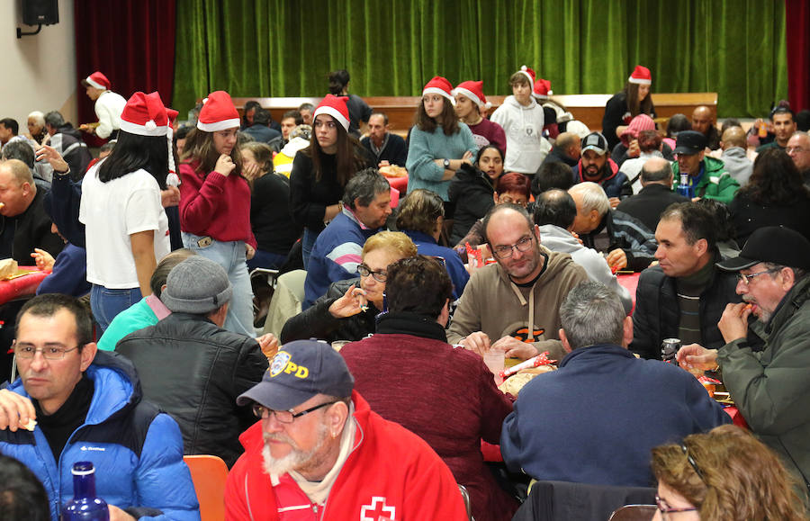 Fotos: Cena navideña ofrecida por Asalvo para personas sin recursos de Valladolid