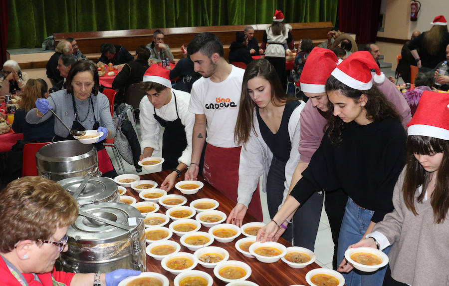 Fotos: Cena navideña ofrecida por Asalvo para personas sin recursos de Valladolid
