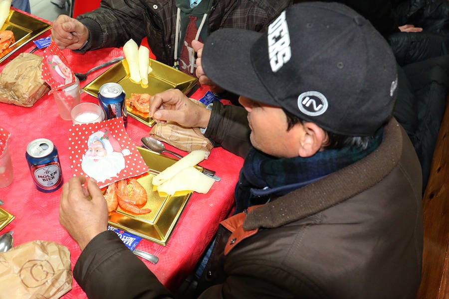 Fotos: Cena navideña ofrecida por Asalvo para personas sin recursos de Valladolid