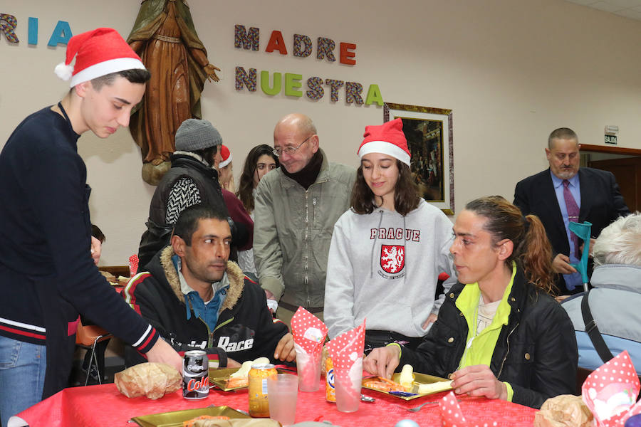Fotos: Cena navideña ofrecida por Asalvo para personas sin recursos de Valladolid