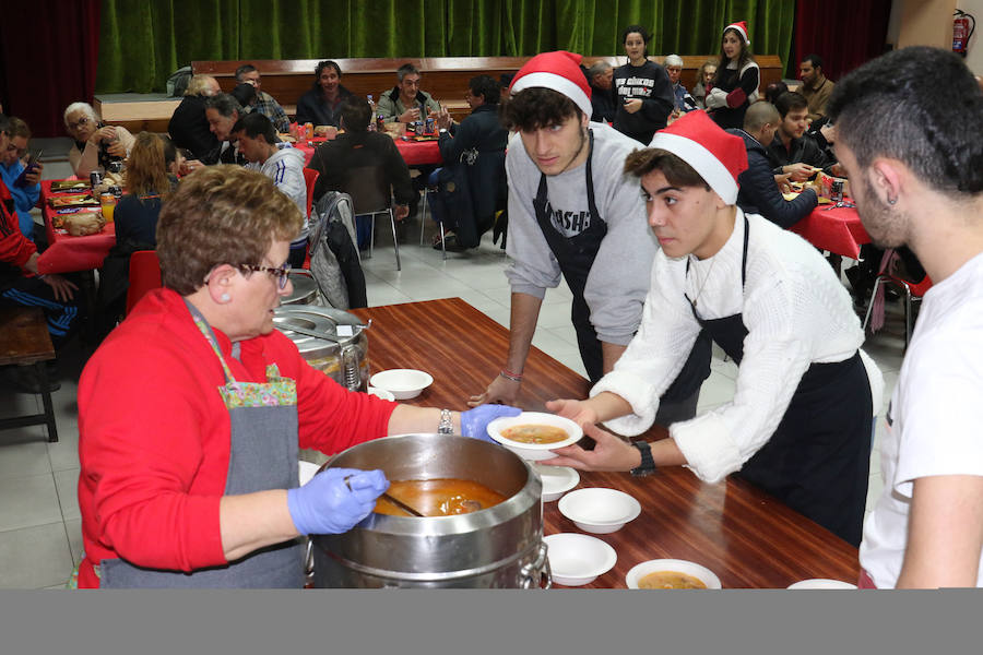 Fotos: Cena navideña ofrecida por Asalvo para personas sin recursos de Valladolid