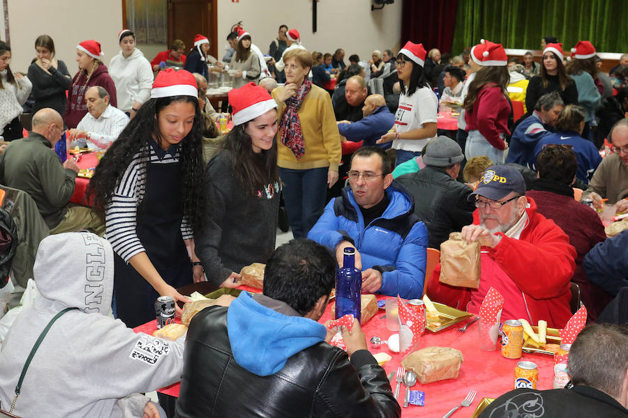 Fotos: Cena navideña ofrecida por Asalvo para personas sin recursos de Valladolid