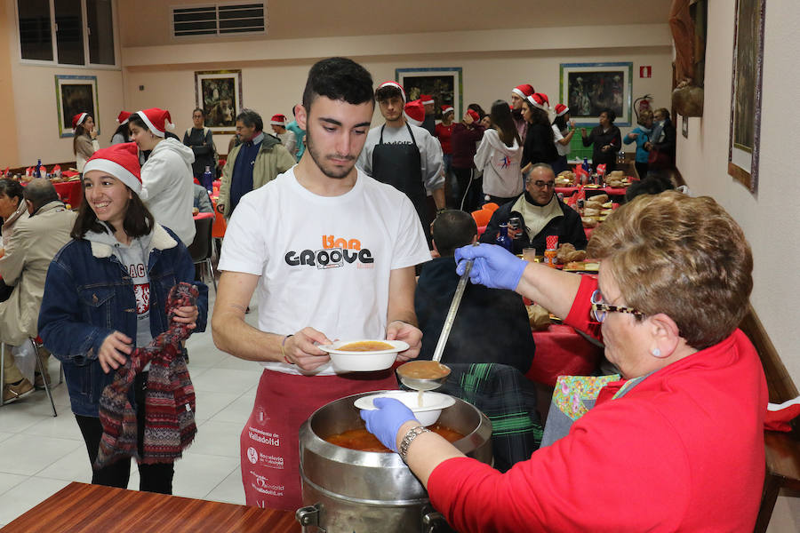 Fotos: Cena navideña ofrecida por Asalvo para personas sin recursos de Valladolid