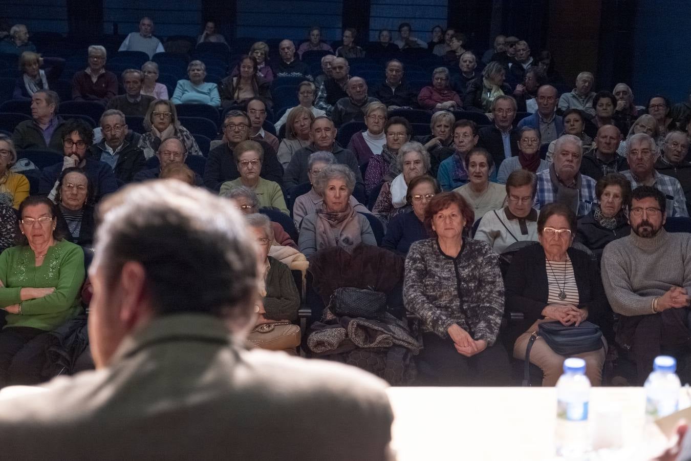 El alcalde, Óscar Puente, y la concejala de Servicios Sociales, Rafi Romero, presentaron a los vecinos del barrio el proyecto de ampliación del centro de mayores, una intervención que requerirá 918.394 euros de inversión y que se ejecutará en tres fases