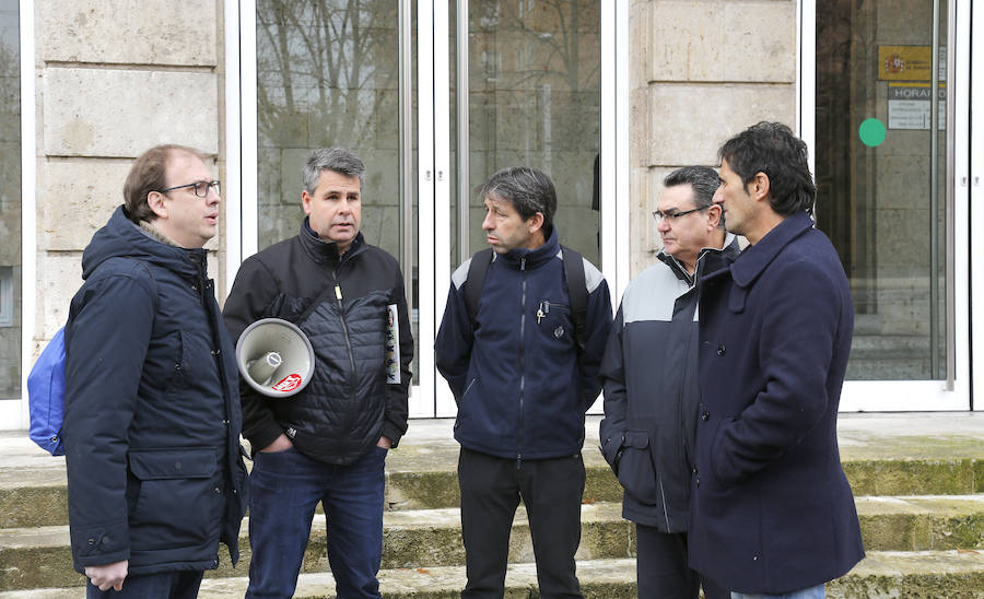 Funcionarios de prisiones, durante la protesta ante la Subdelegación. 