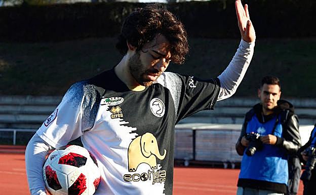 Javi Navas se dispone a realizar un saque de banda con Unionistas.