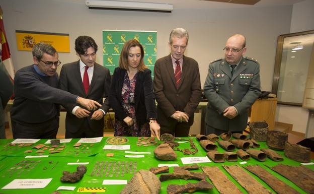 La delegada del Gobierno en Castilla y León, Virginia Barcones, presenta la operación policial Fíbula contra el expolio de yacimientos arqueológicos, que ha permitido recuperar 250 piezas robadas hace más de 30 años 