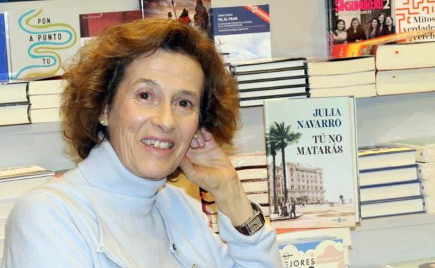 Julia Navarro, en la librería Oletvm de Valladolid. 