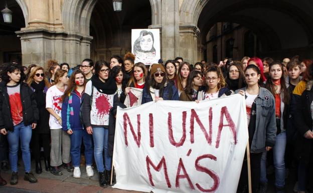 Imagen de la concentración en recuerdo de Laura Lueelmo celebrada esta mañana.