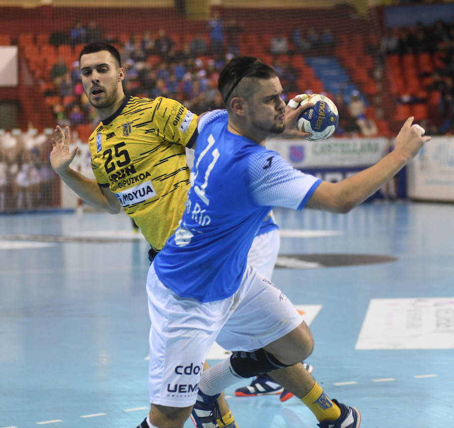 Encuentro de ida correspondiente a la tercera eliminatoria de la Copa del Rey disputado en el Polideportivo Huerta del Rey.