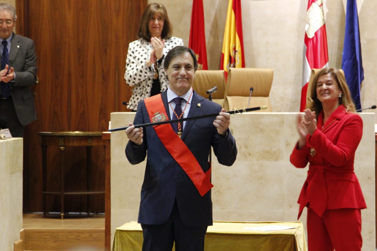 El que fuera teniente de alcalde con Alfonso Fernández Mañueco, que renunció a la Alcaldía y a su acta de concejal de manera voluntaria para centrarse en su candidatura a la presidencia de la Junta, se coloca ahora al frente del Consistorio