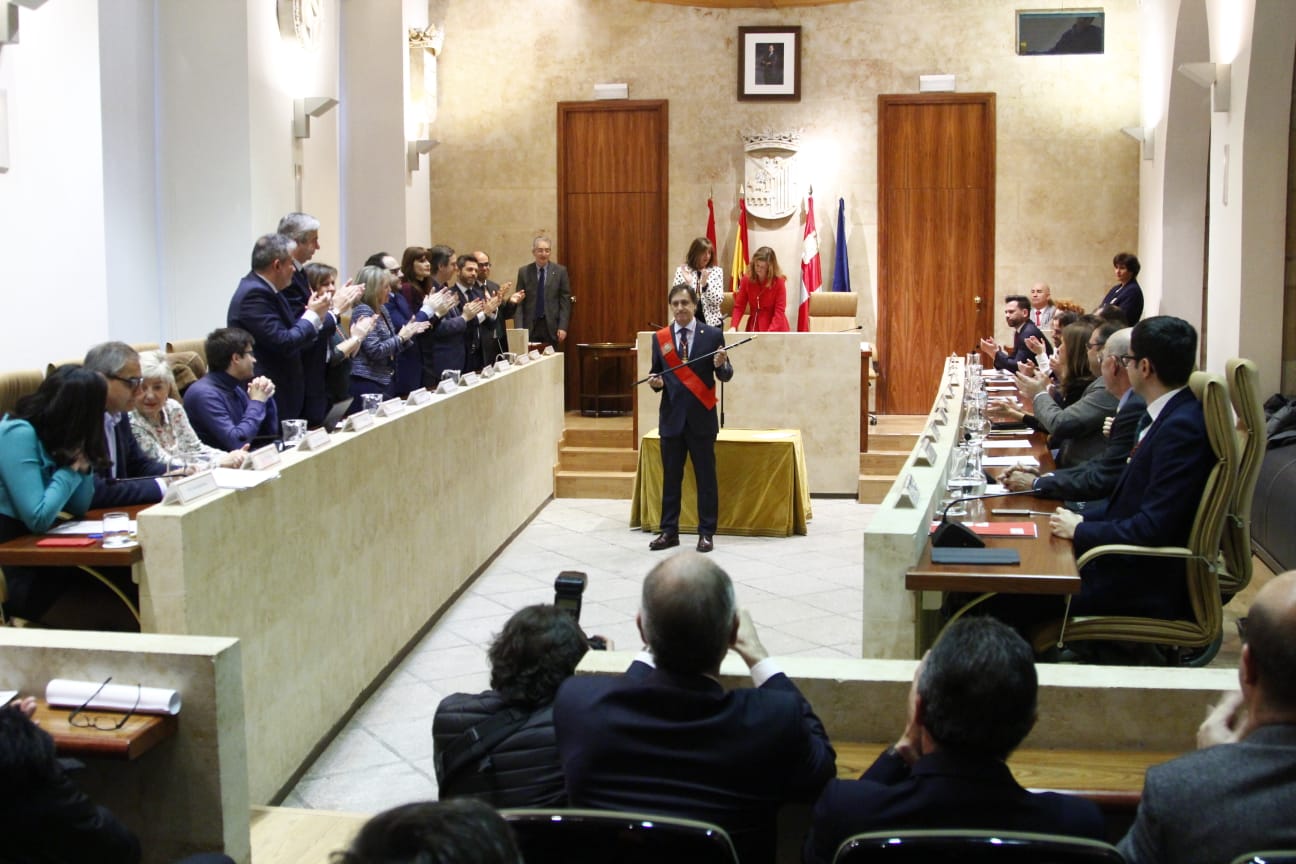 El que fuera teniente de alcalde con Alfonso Fernández Mañueco, que renunció a la Alcaldía y a su acta de concejal de manera voluntaria para centrarse en su candidatura a la presidencia de la Junta, se coloca ahora al frente del Consistorio