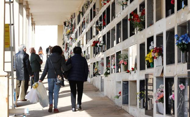 Vecinos de la capital visitan a sus fallecidos el Día de Todos los Santos. 