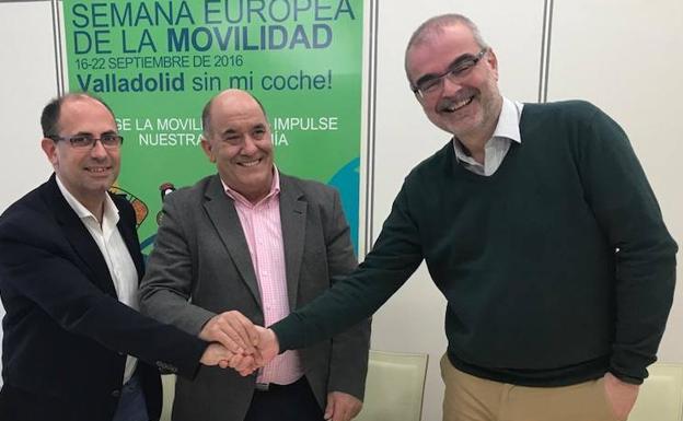 El concejal Luis Vélez, el alcalde de La Cistérniga, y el gerente de Auvasa, Andrés Bernabé. 
