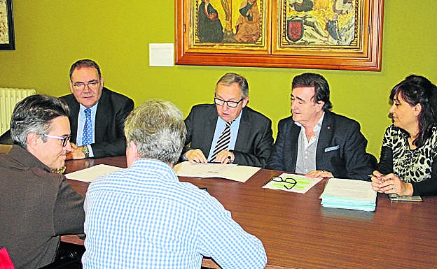 Un momento de la reunión para la presentación del plan funcional del centro de salud, ayer, en el Ayuntamiento de Cuéllar. 
