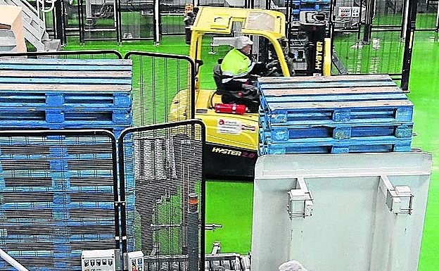 Operarios en una fábrica de la provincia de Segovia. 