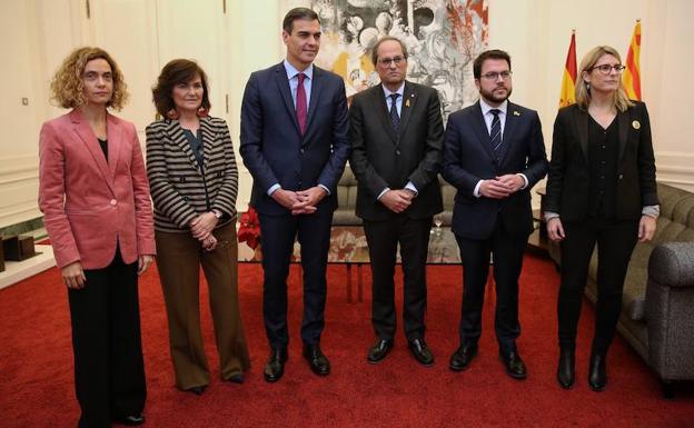 l presidente del Gobierno, Pedro Sánchez (3i), el presidente de la Generalitat, Quim Torra (3d), la vicepresidenta del Gobierno, Carmen Calvo (2i), la ministra de Política Territorial, Meritxell Batet (i), el vicepresident de la Generalitat, Pere Aragonés (2d), y la consellera de Presidencia y Portavoz de la Generalitat, Elsa Artadi (d), posan en la foto de familia tras en el Palau de Pedralbes de Barcelona. 