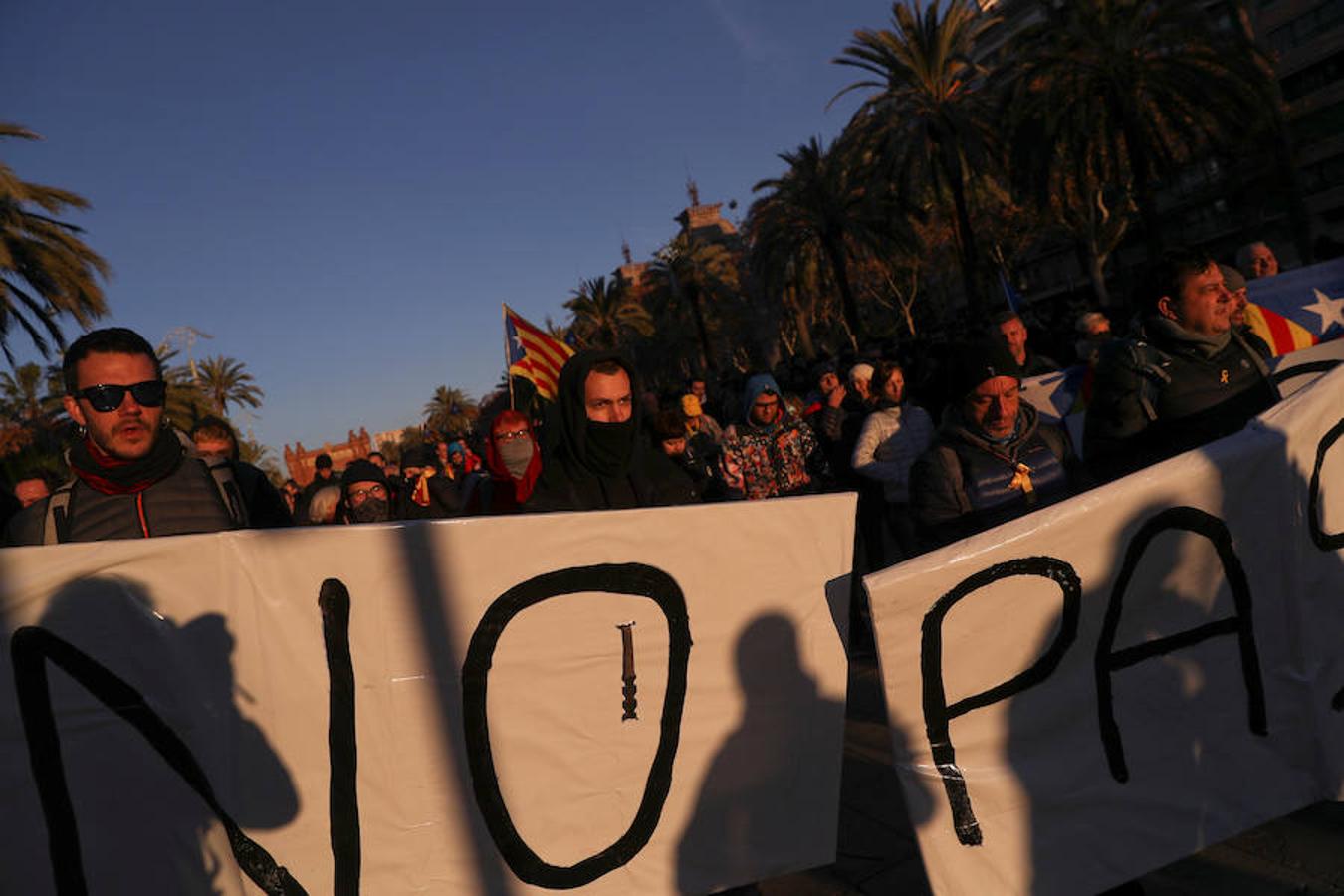 El presidente del Gobierno, Pedro Sánchez, preside este viernes el Consejo de Ministros en la Llotja de Mar de Barcelona. La ciudad condal vive una jornada de concentraciones y protestas de la mano de los CDR.