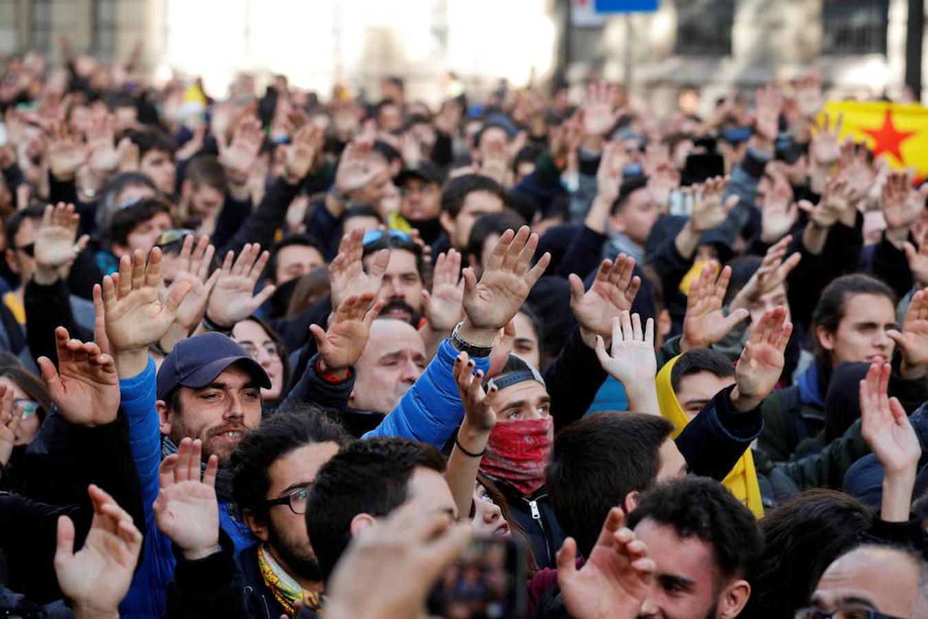 El presidente del Gobierno, Pedro Sánchez, preside este viernes el Consejo de Ministros en la Llotja de Mar de Barcelona. La ciudad condal vive una jornada de concentraciones y protestas de la mano de los CDR.